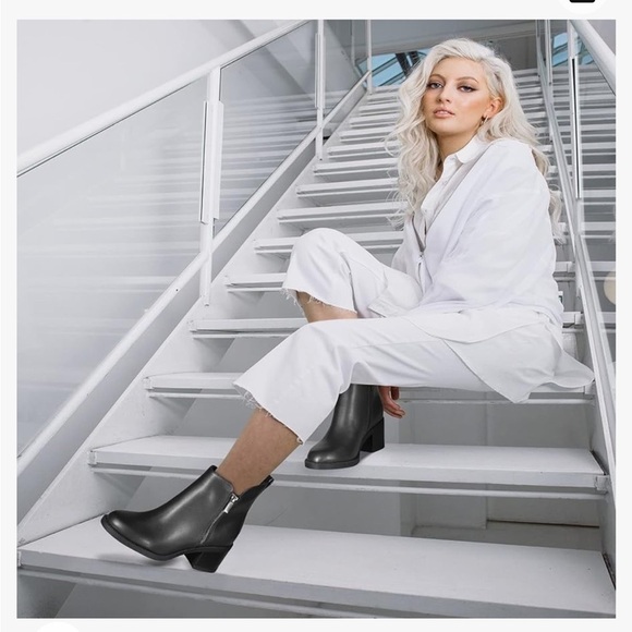 Black Ankle Boots Round Toe Low Chunky Block Heel Non-Slip Comfortable Neutral - Picture 4 of 10